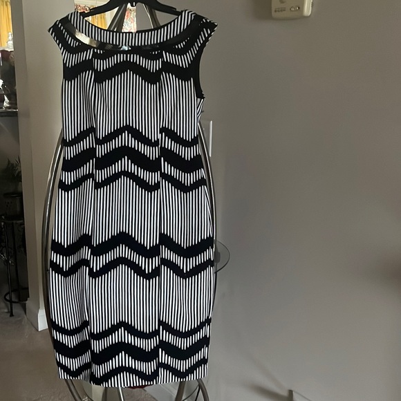 Size 10 J. Taylor Dress in black and white. - Picture 1 of 2